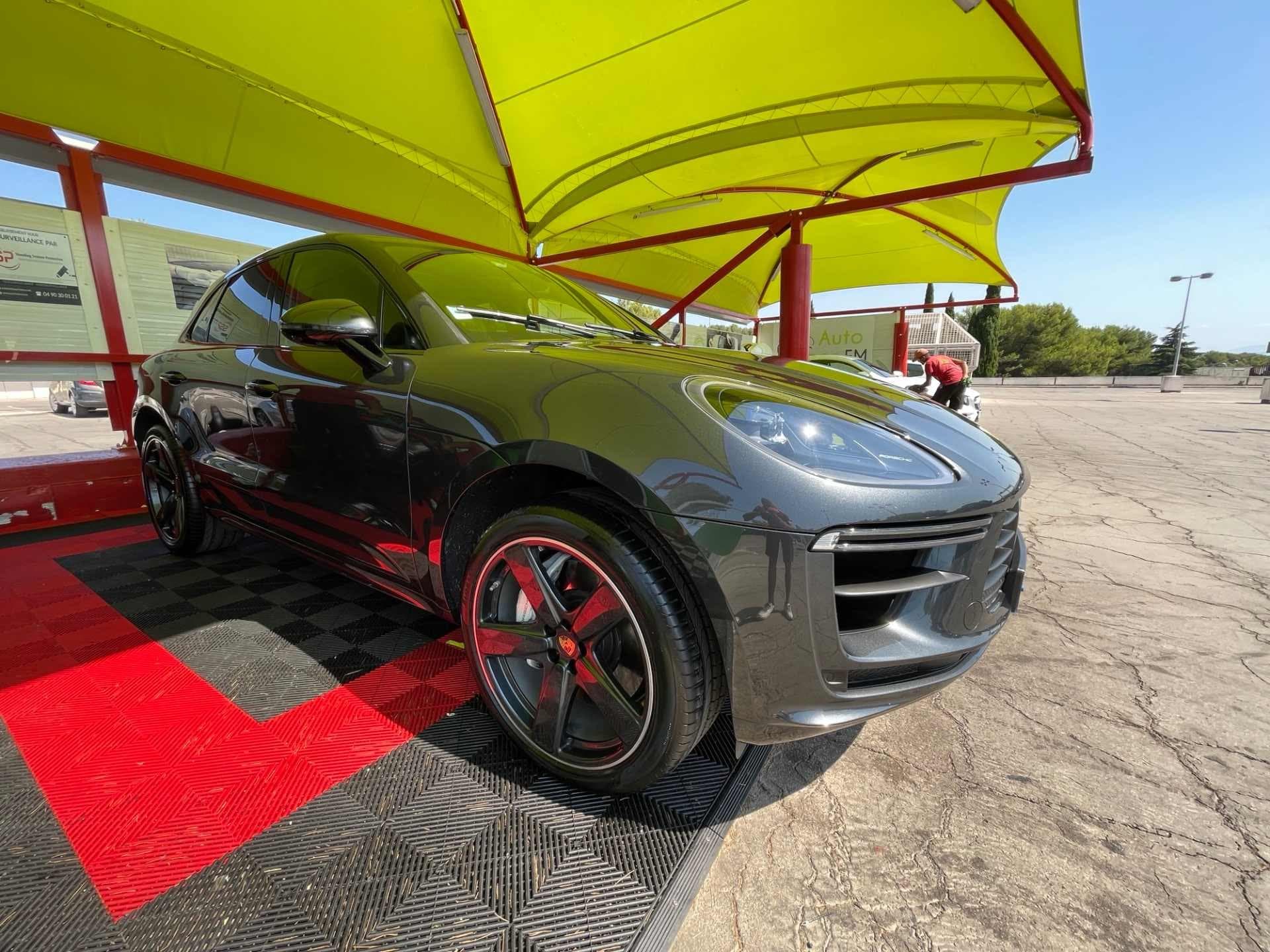 Porsche Macan sur l'espace de lavage AUTO CLEAN FM
