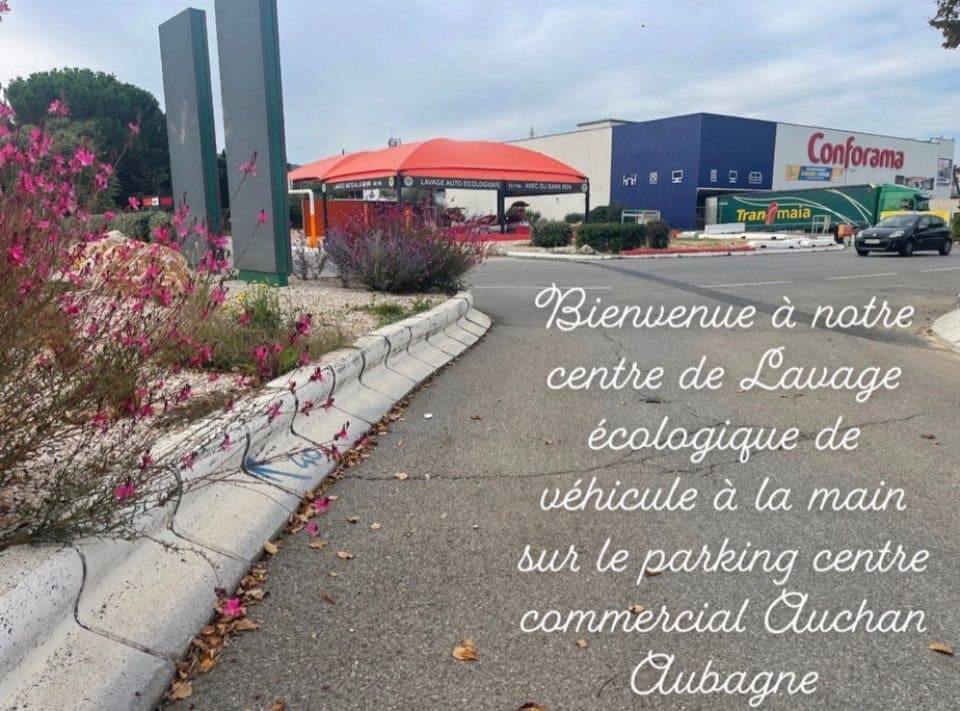 Panneau d'accueil du centre de lavage écologique AUTO CLEAN FM sur le parking Auchan d'Aubagne