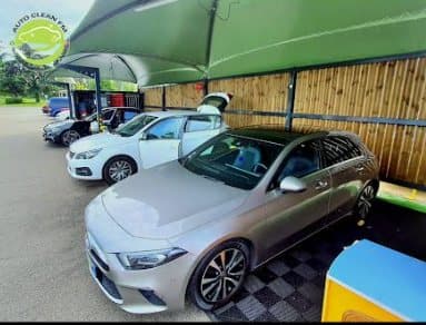 Mercedes Classe A en cours de nettoyage