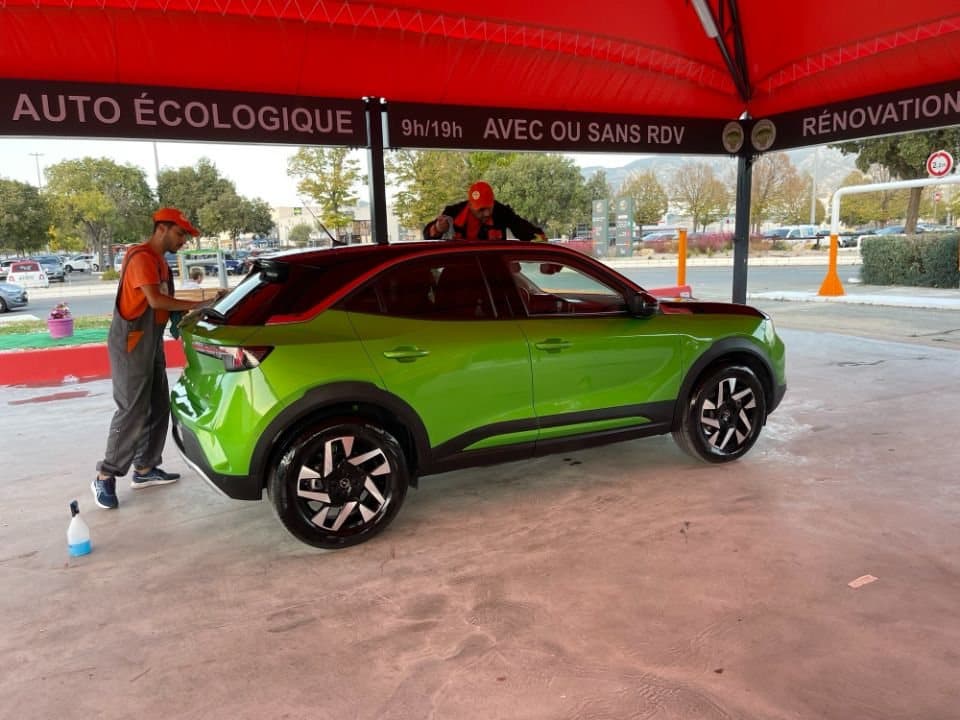Lavage extérieur à la main d'un Opel Mokka