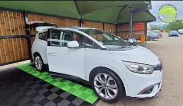 Renault Scénic sur l'espace de lavage